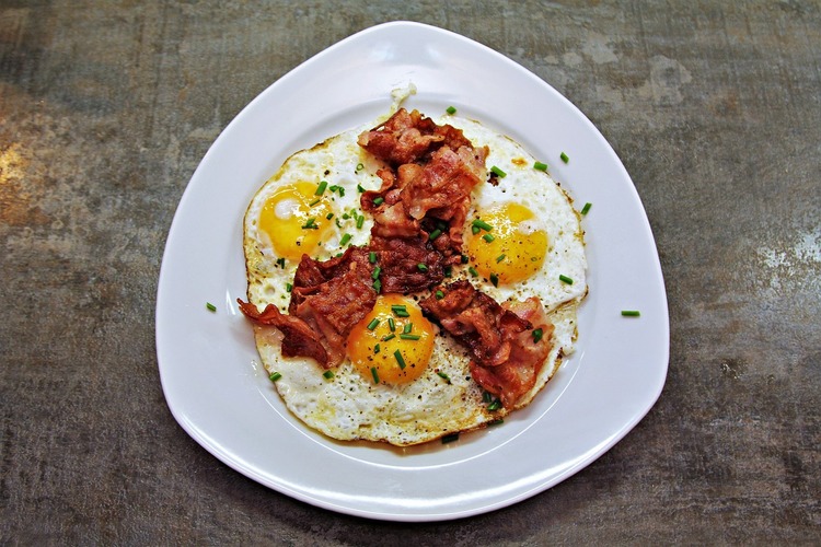 Bacon Recipe - Three Fried Eggs with Chives and Bacon